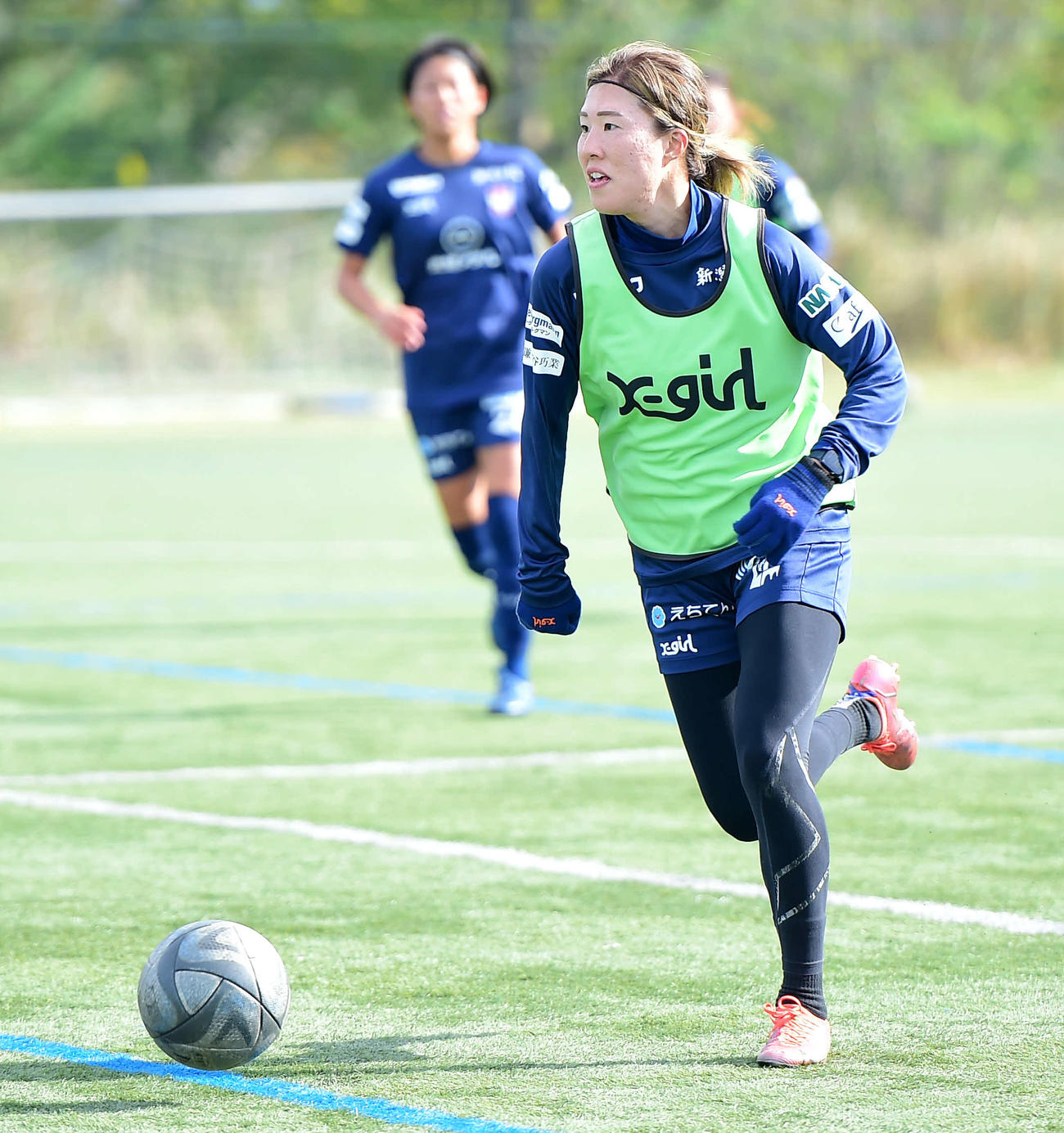 ドリブルする新潟レディース川村