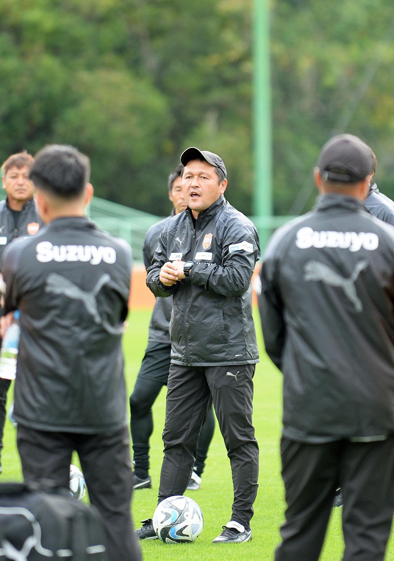 練習前に選手を集めて話をする清水の秋葉監督