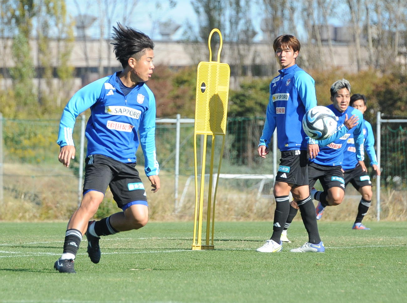 柔らかいトラップでゴール前に進入する吉田