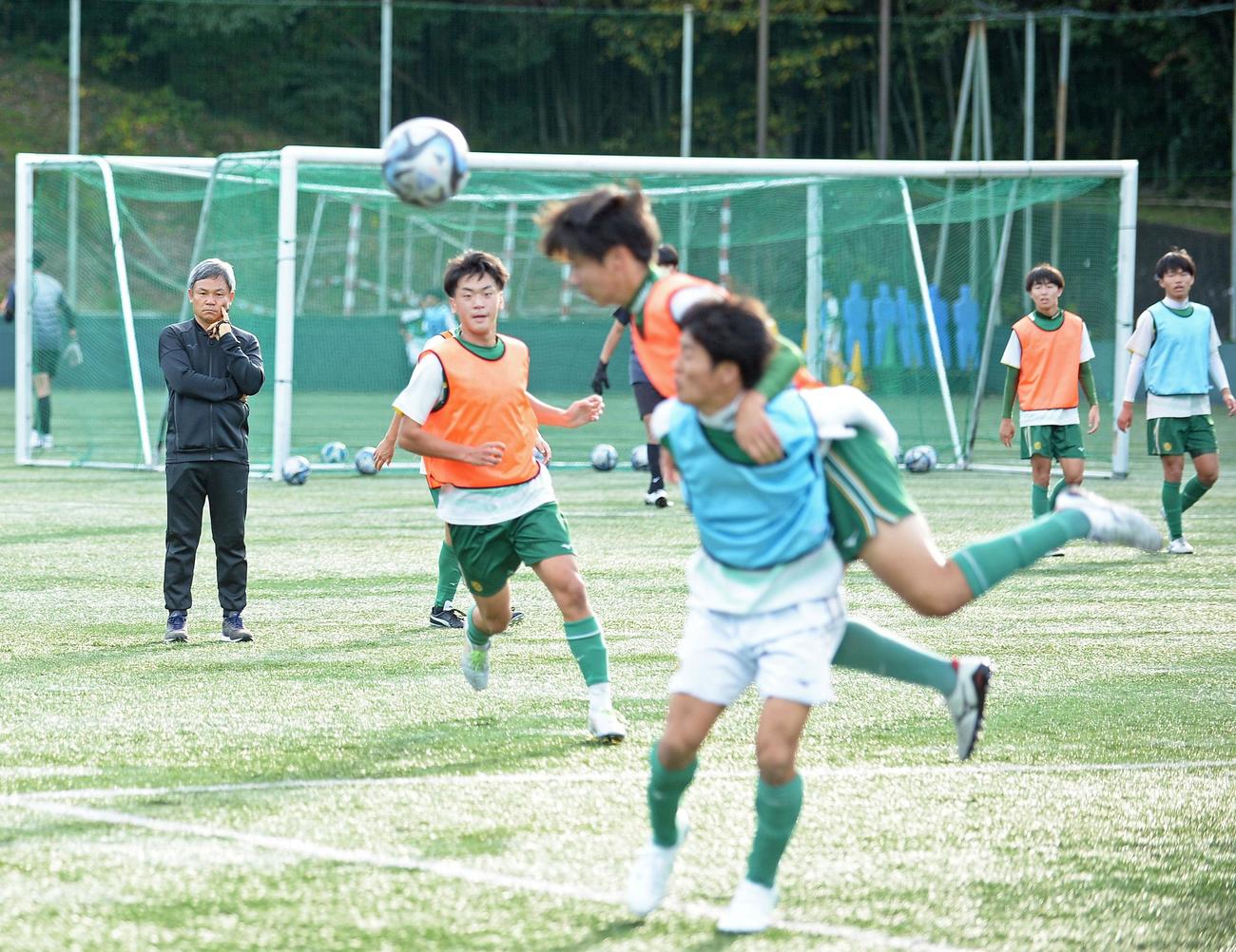 ゲーム形式のメニューで選手の動きをチェックする静岡学園の川口監督（左端）
