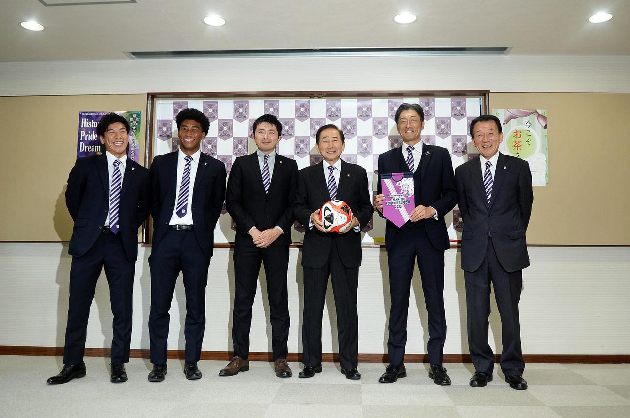 表敬訪問後に記念撮影する、右から藤枝の鎌田会長、須藤監督、藤枝市の北村市長、藤枝の徳田社長、北村、杉田