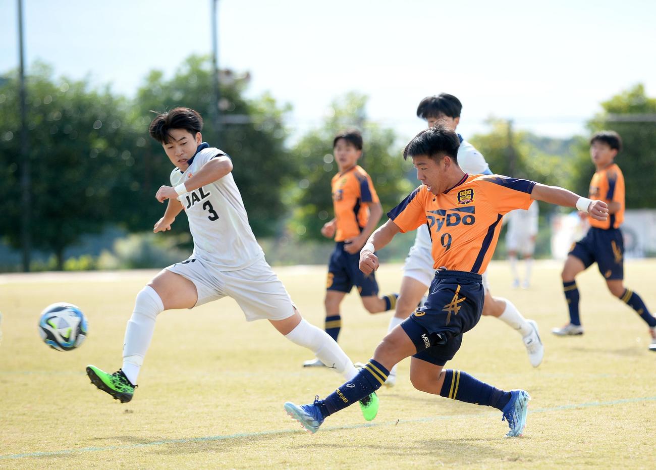 2得点を挙げ、勝利に貢献した藤枝明誠FW林（右）