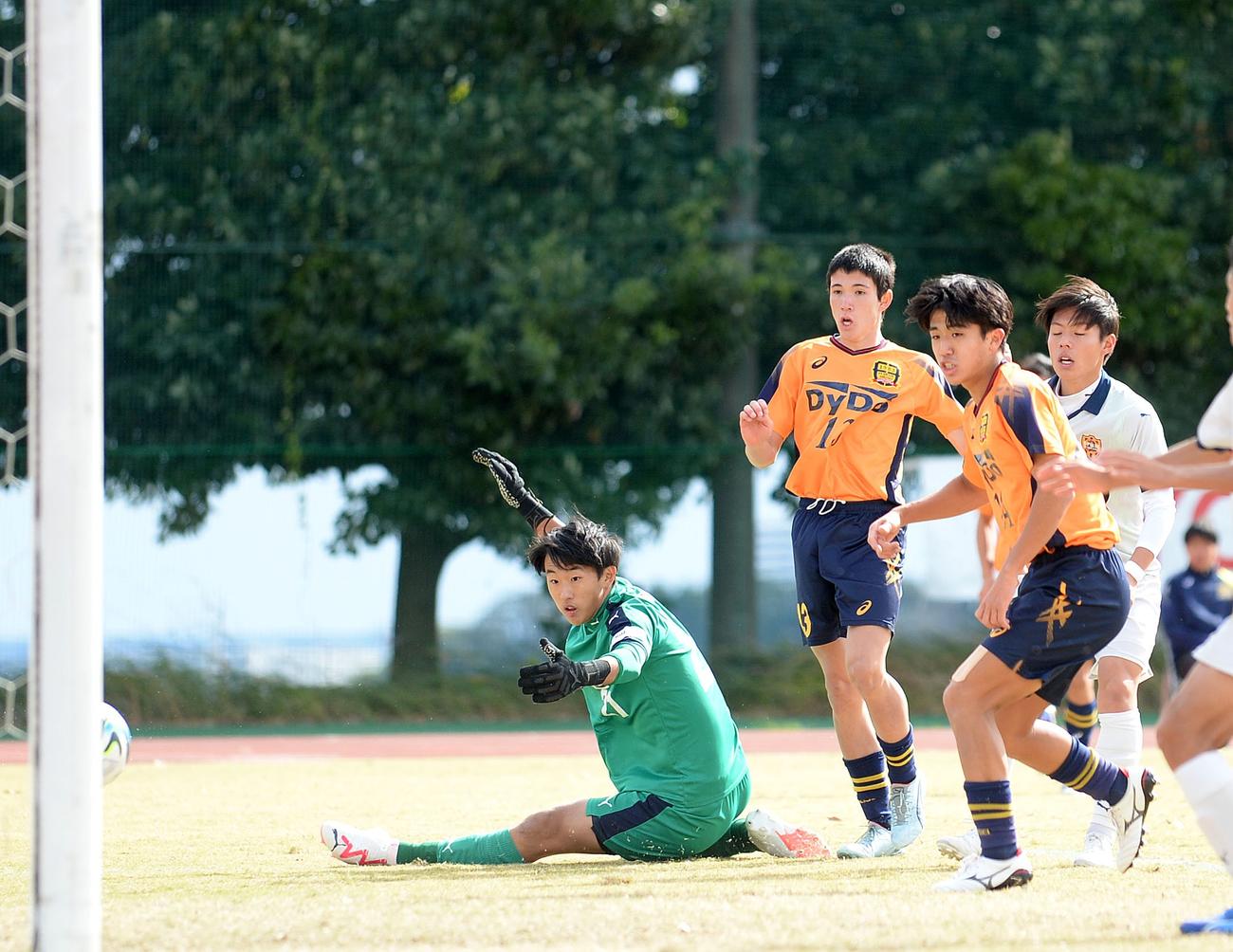 後半、チーム3点目を決める藤枝明誠FWキング（左から2人目）