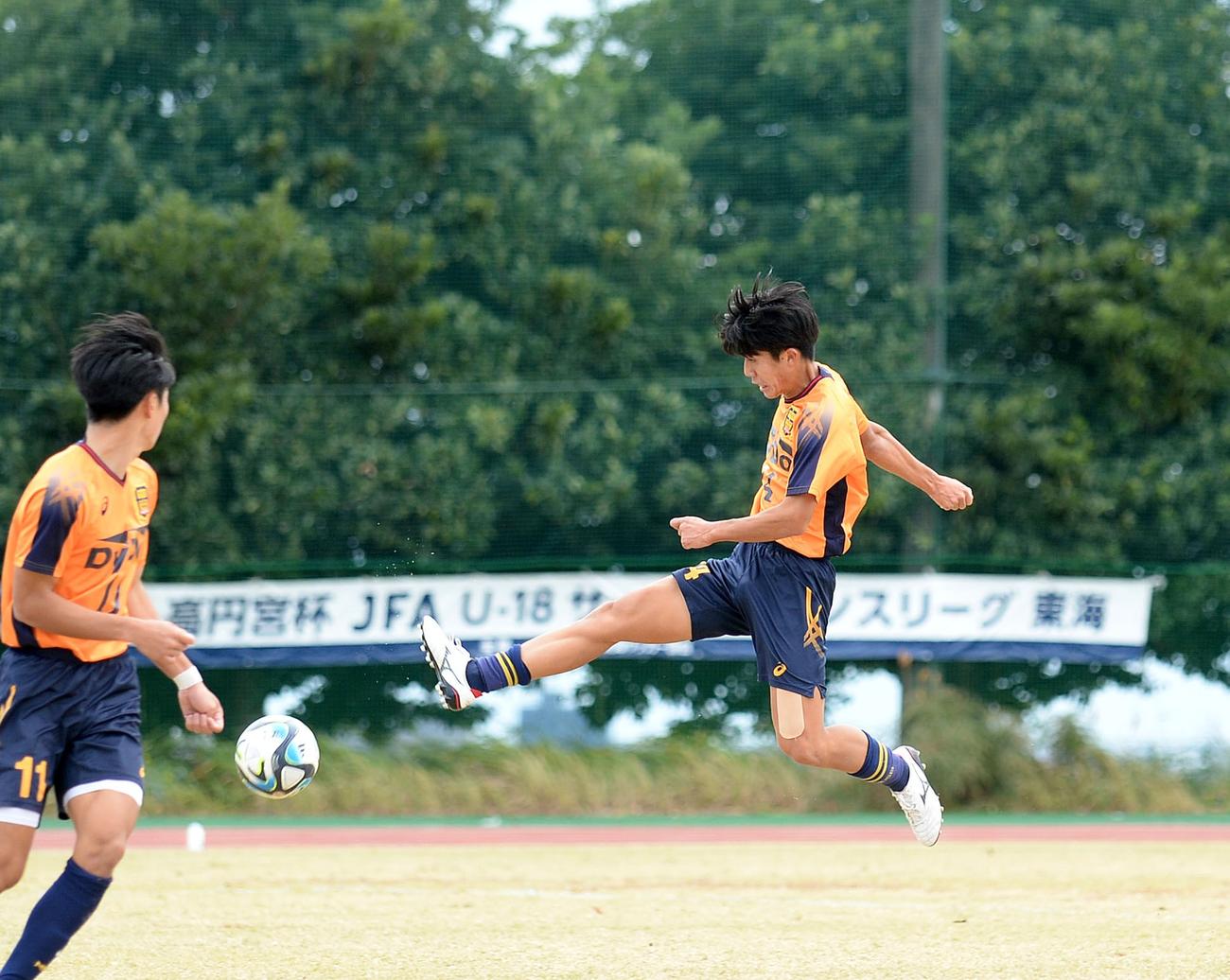 後半、ダメ押しの4点目を決める藤枝明誠MF杉本