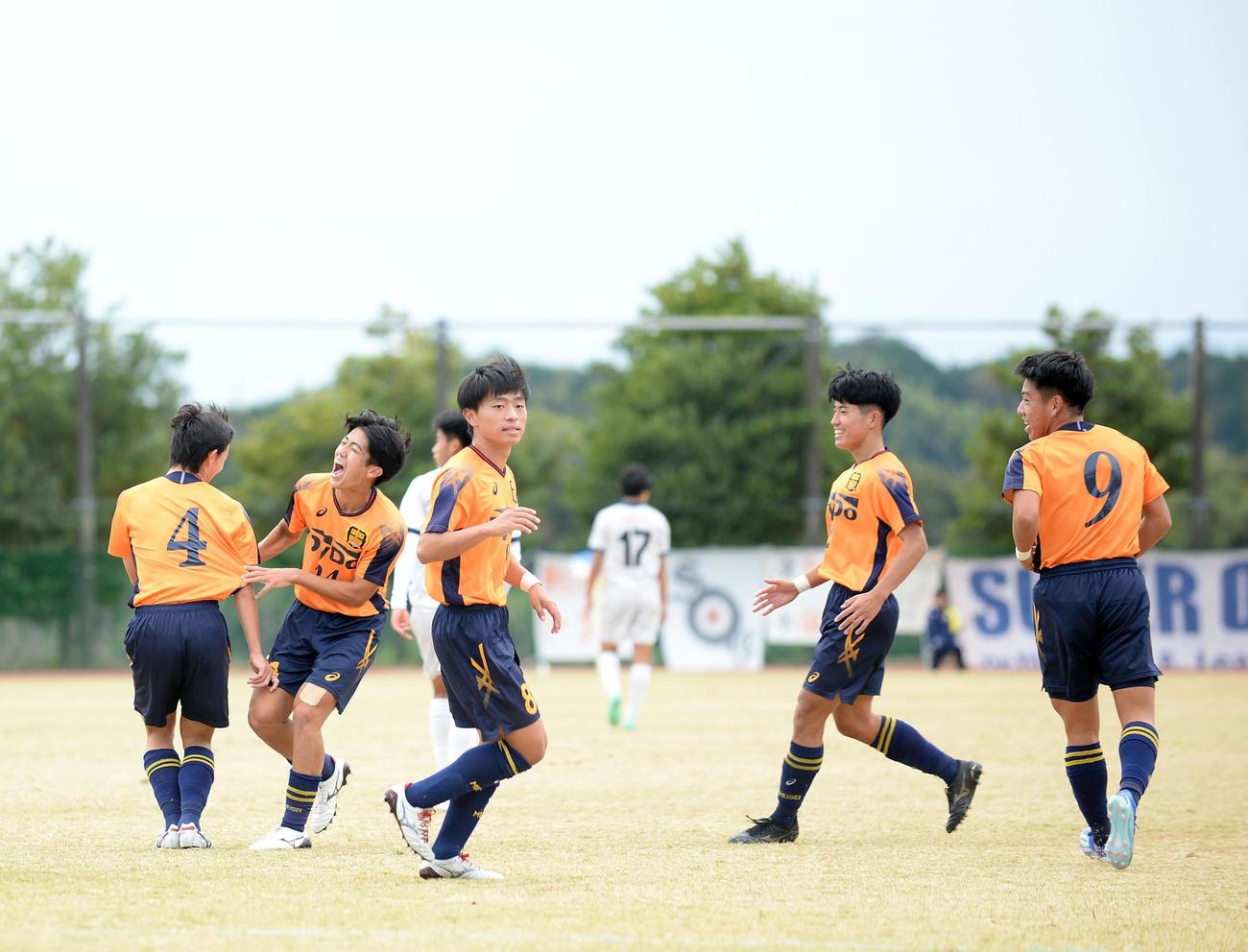 チーム4点目が決まり、喜びを分かち合う藤枝明誠の選手たち