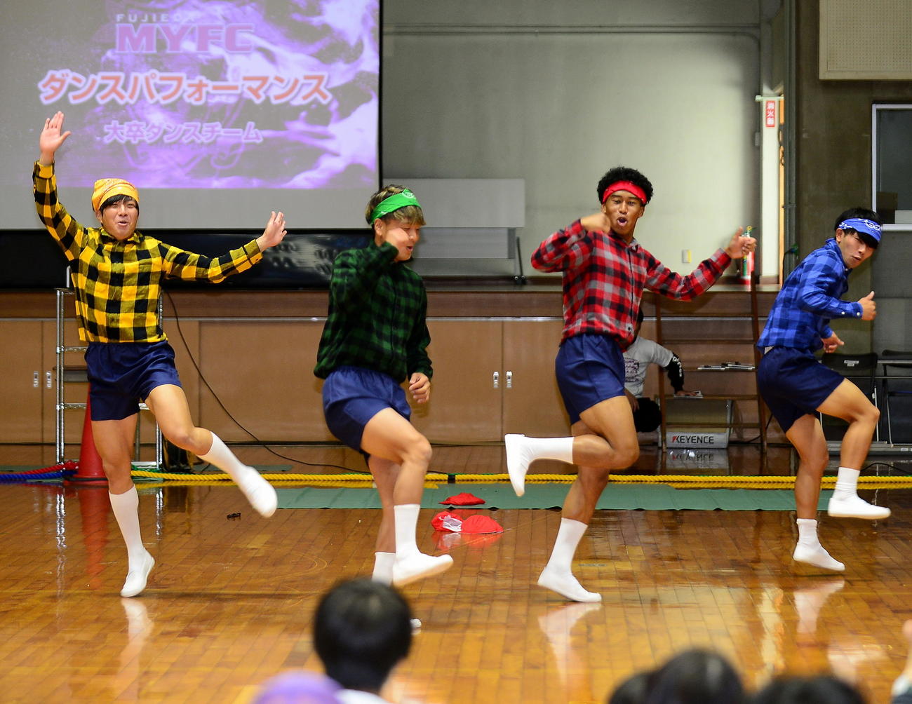 ダンスで会場を盛り上げる藤枝の選手。左から小関、山原、北村、平尾