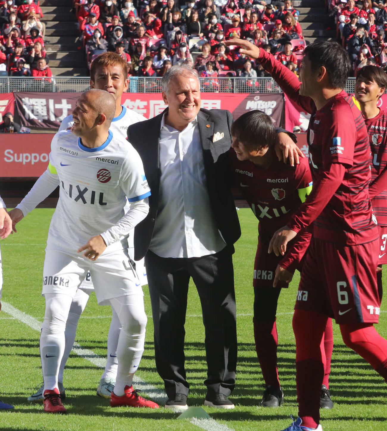 札幌MF小野伸二（左）と本山雅志氏と肩を組むジーコ氏（中央）