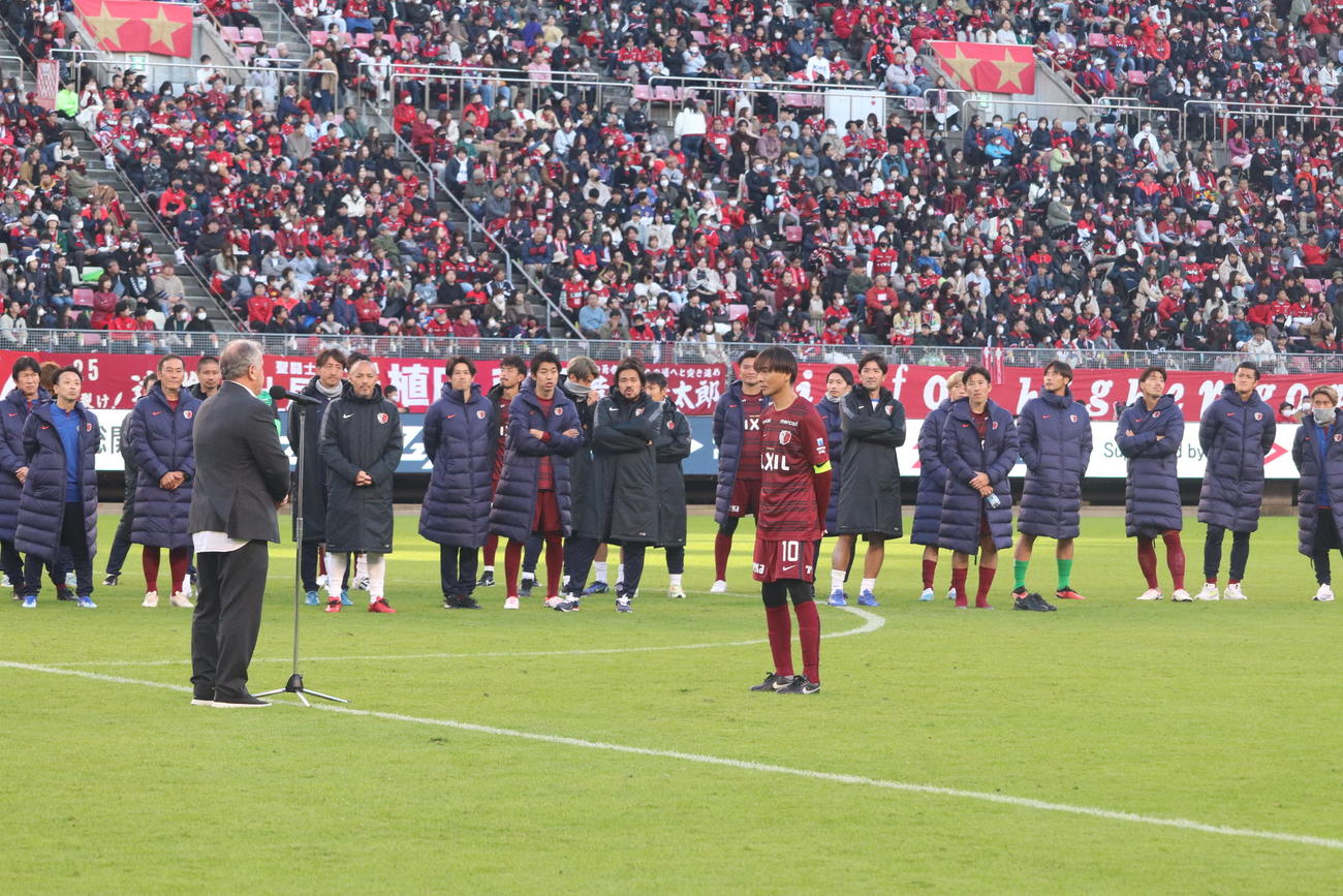 ジーコ氏（手前右）からねぎらいの言葉を受ける本山雅志氏（手前左）