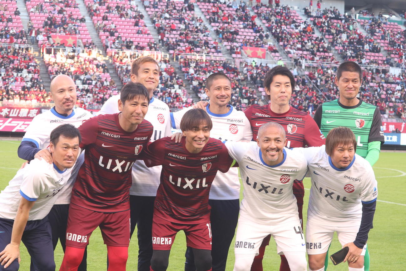 79年生まれの黄金世代のメンバー。（前列左から）酒井友之、中田浩二、本山雅志、小野伸二、山口武士、（後列左から）中村祥朗、稲本潤一、坪井慶介、新井場徹、曽ケ端準