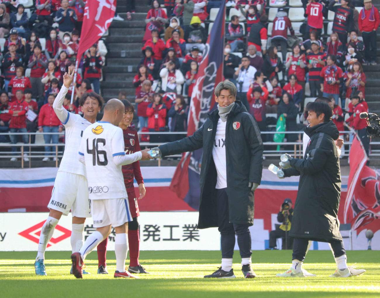 本山雅志氏の引退試合で、仲間に飲み物を渡す神戸FW大迫（右から2人目）