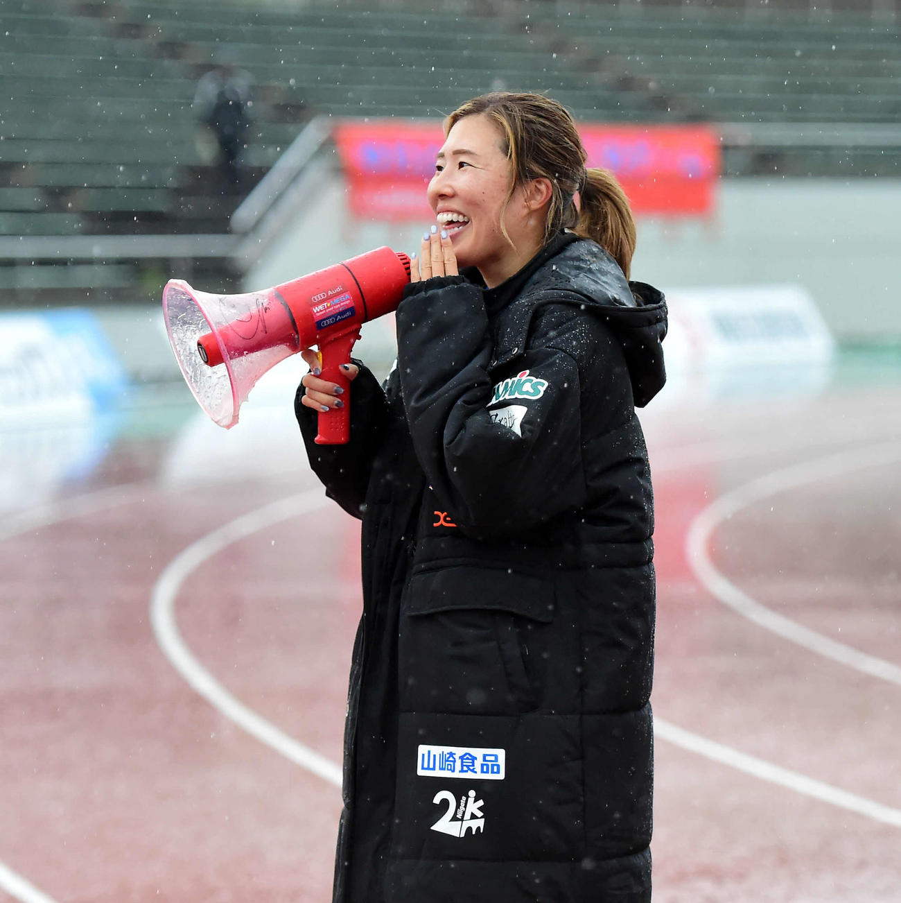 3年ぶりのホーム戦となった新潟レディース川村が試合後、笑顔でサポーターにあいさつ