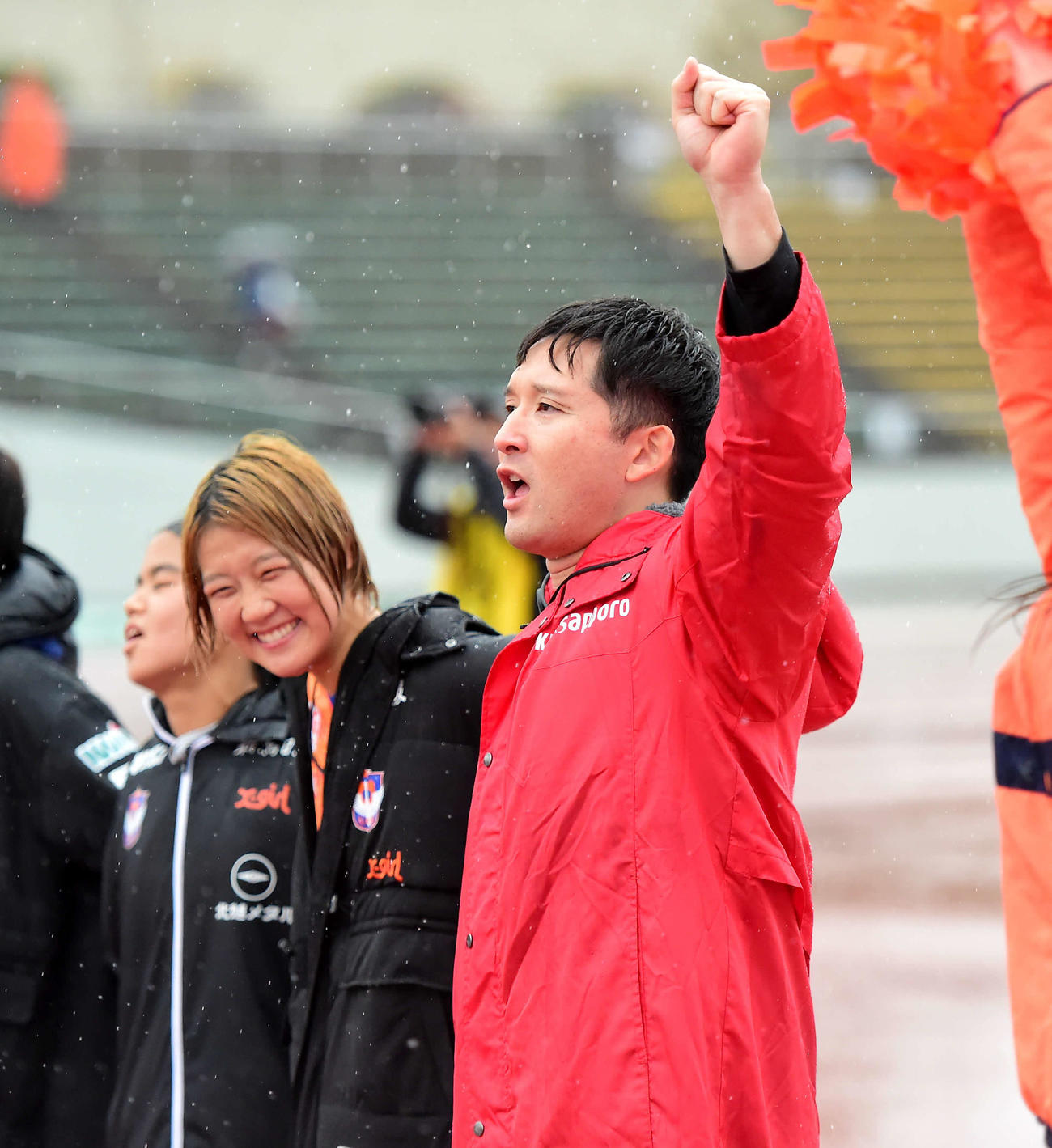 試合後、新潟レディースの選手たちと一緒に勝利を喜ぶ元日本ハム内野手の杉谷拳士氏