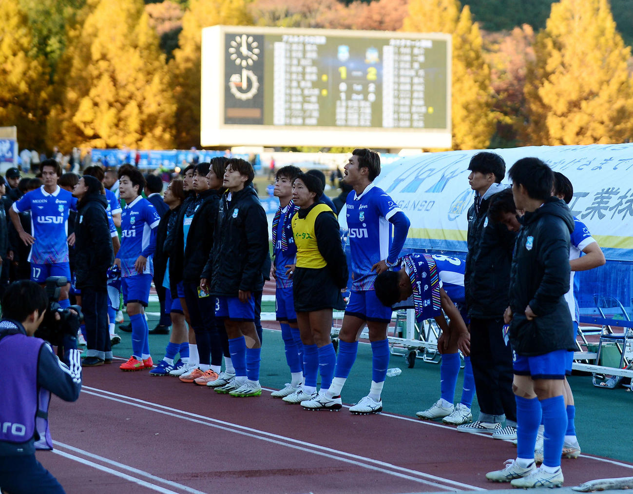 試合後、厳しい表情を浮かべる沼津の選手たち