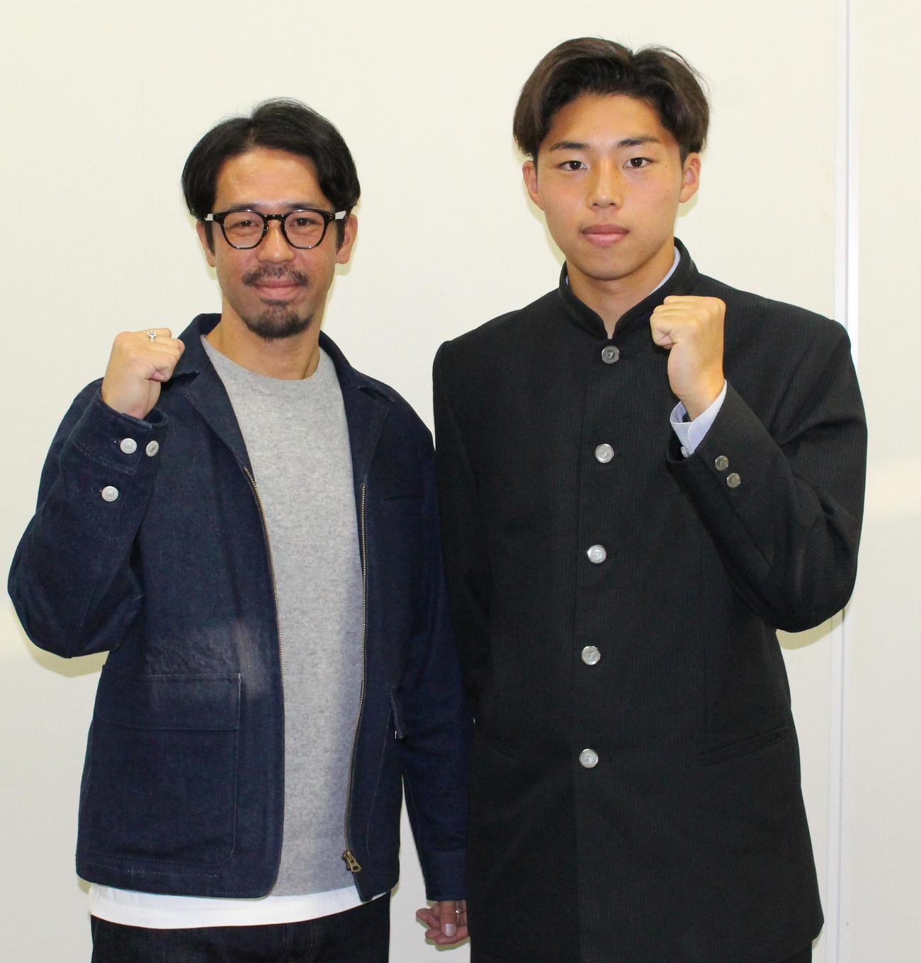 青森山田との初戦が決まり、ガッツポーズする飯塚の中辻喜敬監督（左）と主将のDF藤井葉大（撮影・菊川光一）