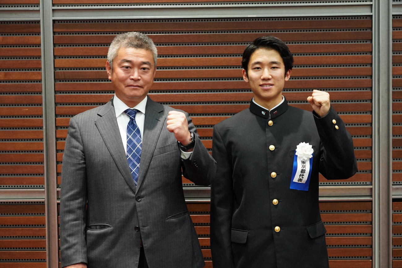 オンラインで抽選会に参加した早実の森泉監督（左）と西山主将（日本テレビ提供）