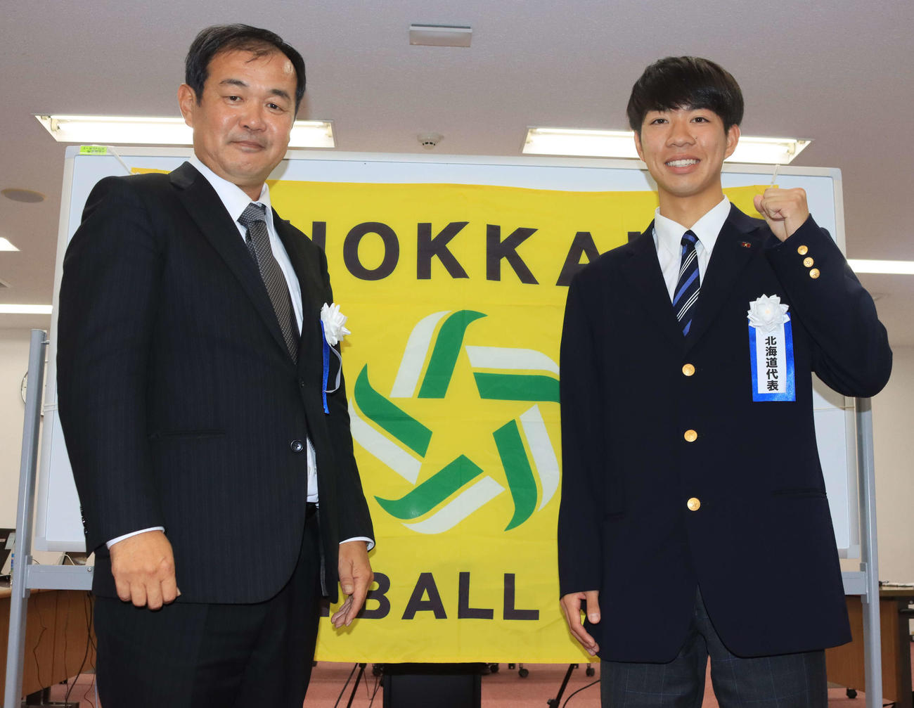 全国高校サッカー選手権組み合わせ抽選に出席した北海の川合主将（右）と島谷監督（撮影・保坂果那）