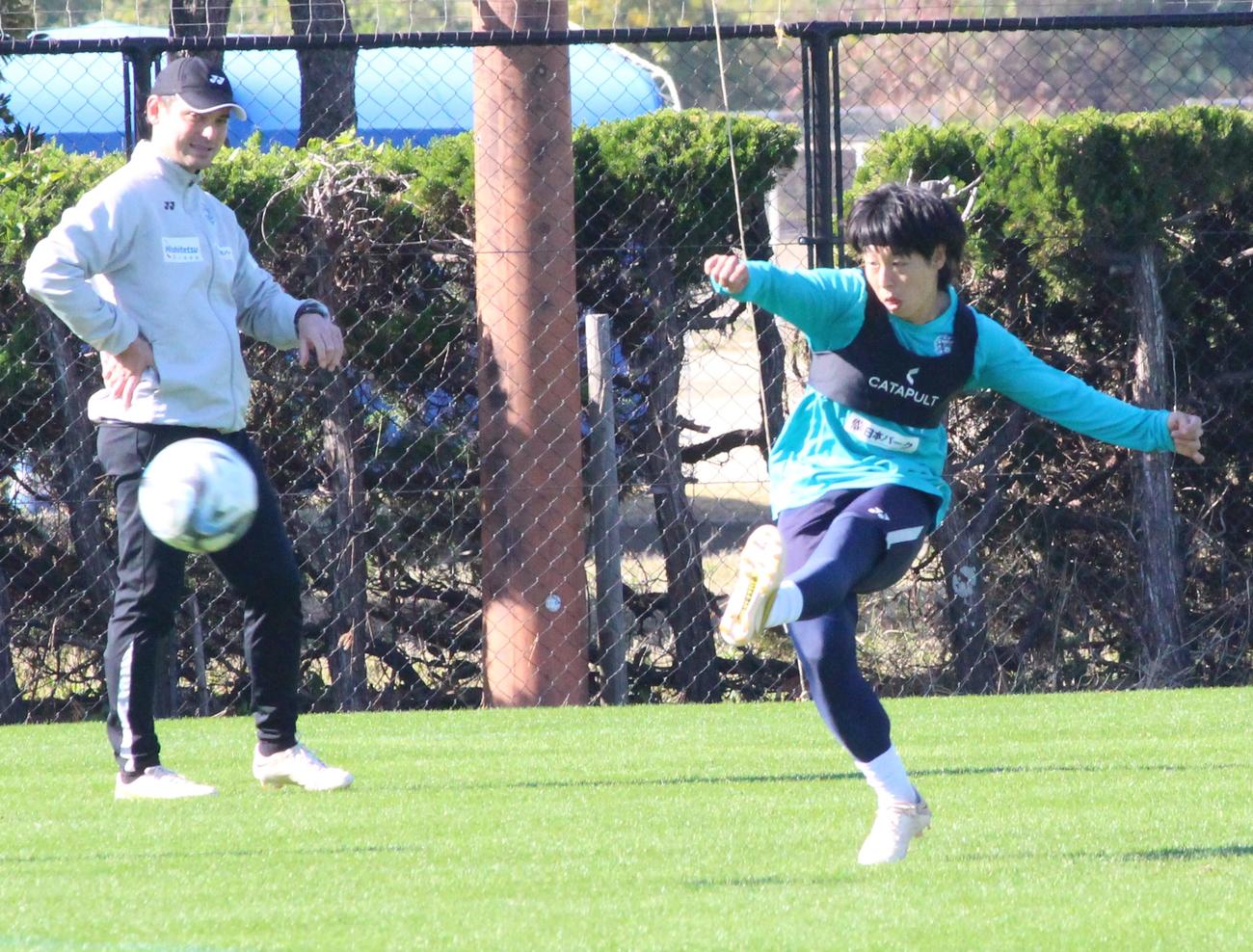 練習でシュートを行う福岡MF紺野和也（撮影・菊川光一）