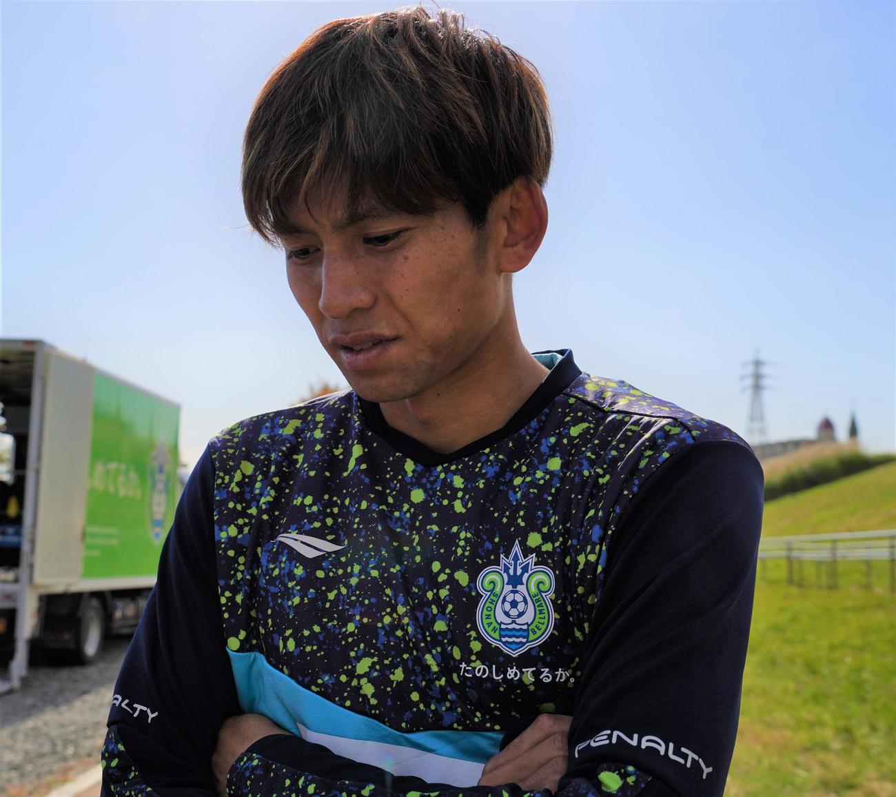 第33節横浜FC戦に向けた練習後に取材に応じる湘南ベルマーレDF大野和成（撮影・佐藤成）