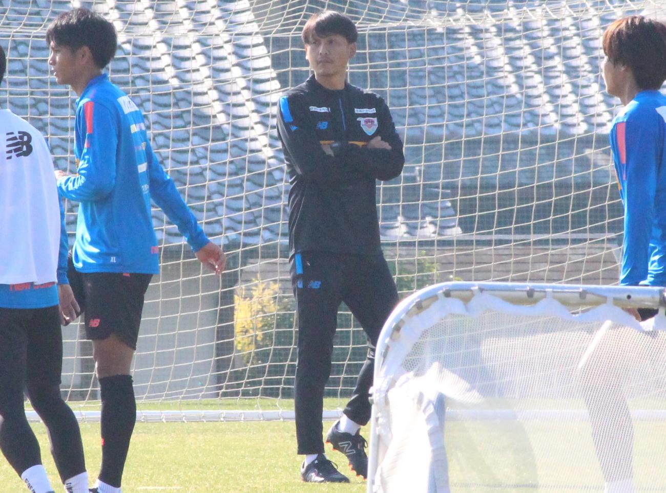 練習を見守る鳥栖川井健太監督（撮影・菊川光一）