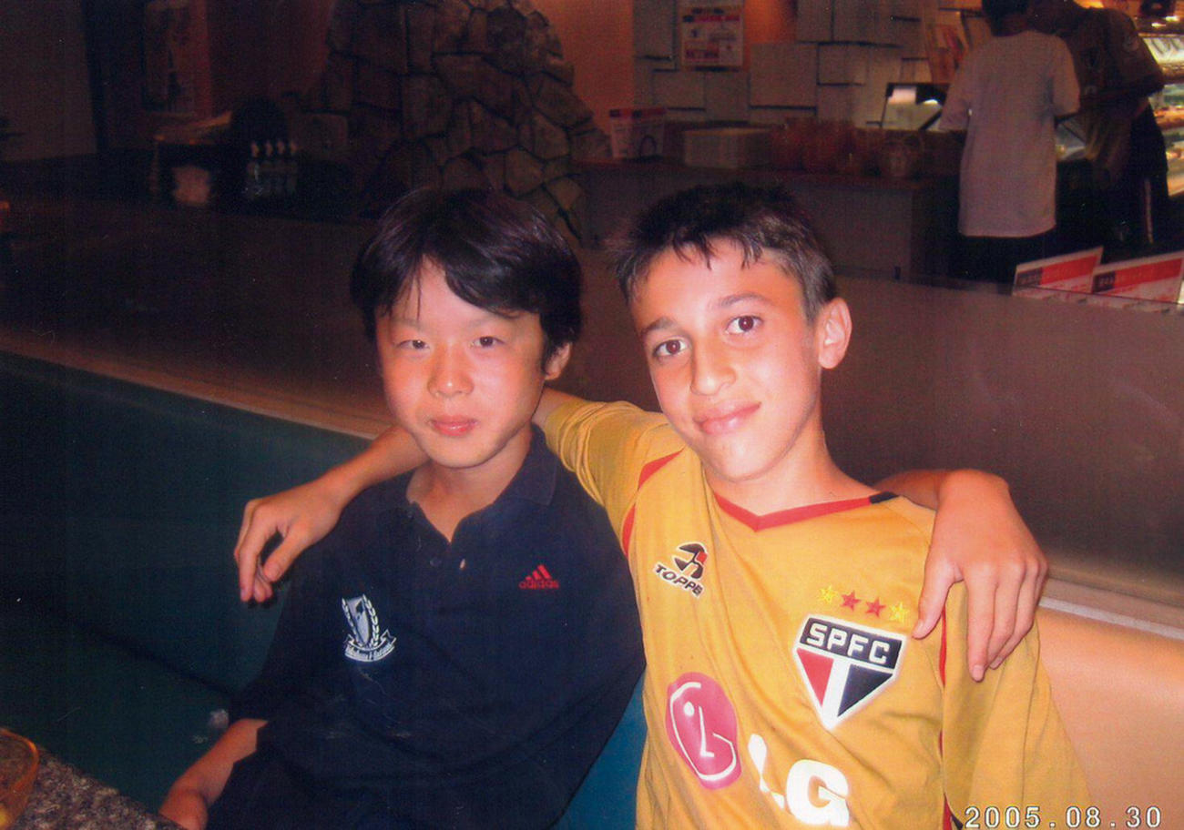 18年前に来日し、横浜F・マリノスU－12の男の子と肩を組む川崎フロンターレMFシミッチ（右）（本人提供）