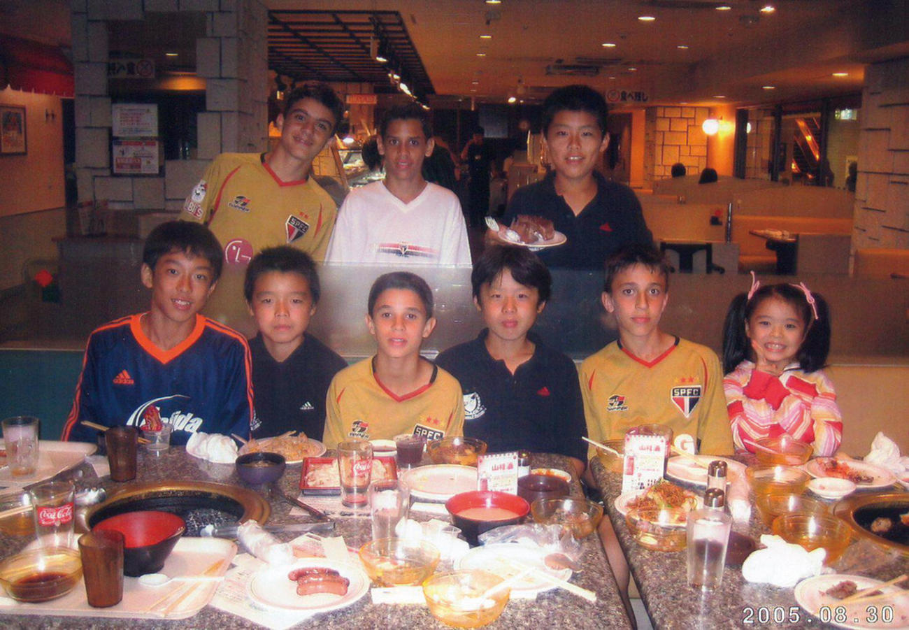 18年前に来日し、チームメートや横浜F・マリノスU－12の選手らと焼き肉店を訪れた川崎フロンターレMFシミッチ（前列左から5人目）（本人提供）