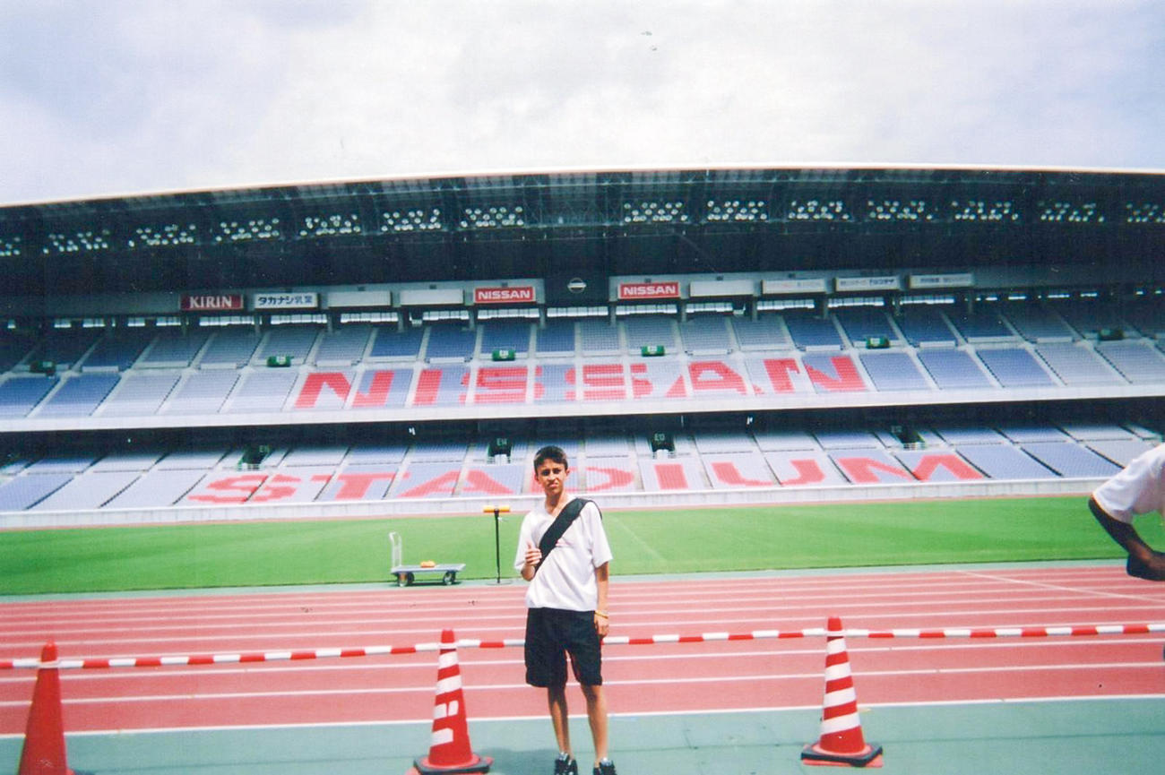 18年前に来日し、日産スタジアムでポーズを取る川崎フロンターレMFシミッチ（本人提供）