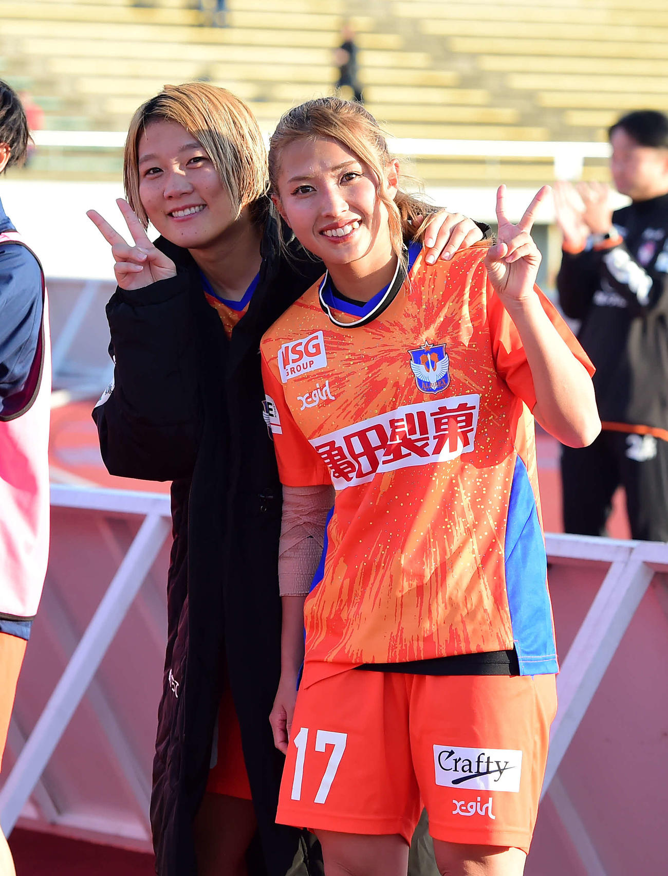 先制ゴールを決めた新潟レディース滝川（右）と山谷がカメラ目線でピース