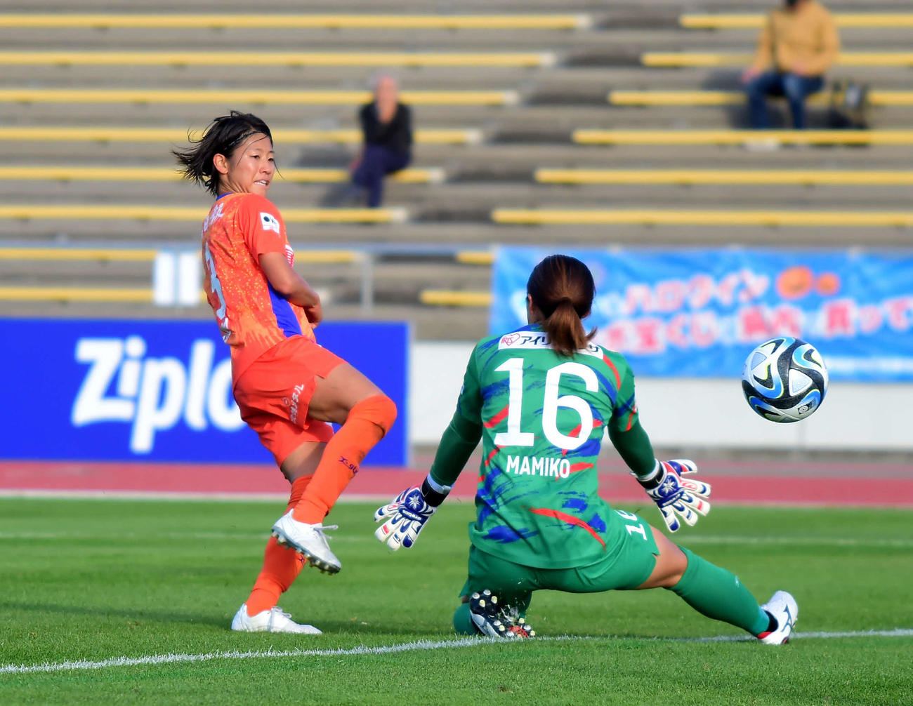 後半36分、新潟レディース石淵（左）がゴールを決め、2－0