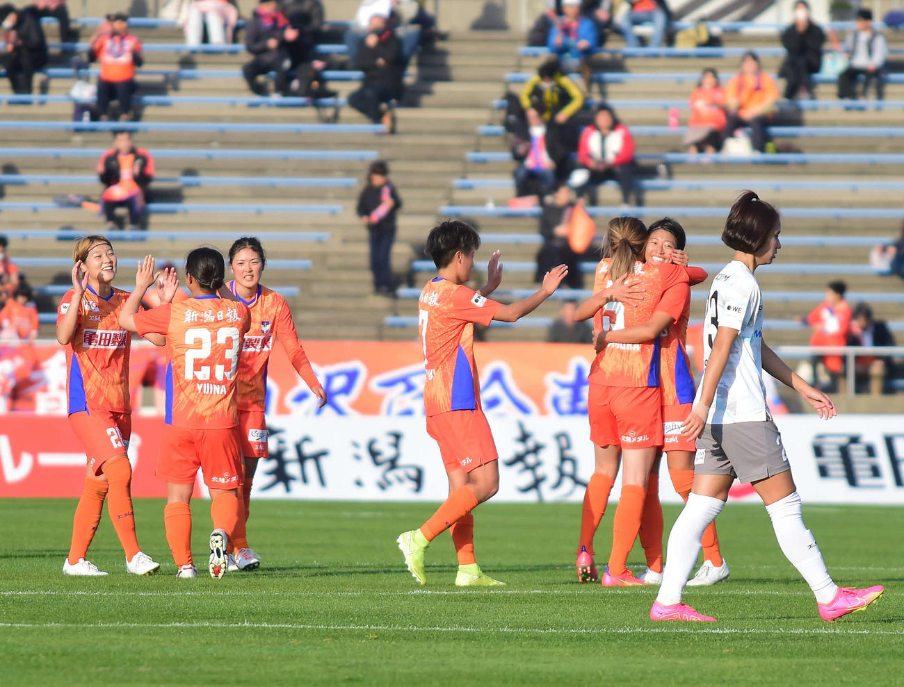 ホーム2連勝で、喜ぶ新潟レディースの選手たち