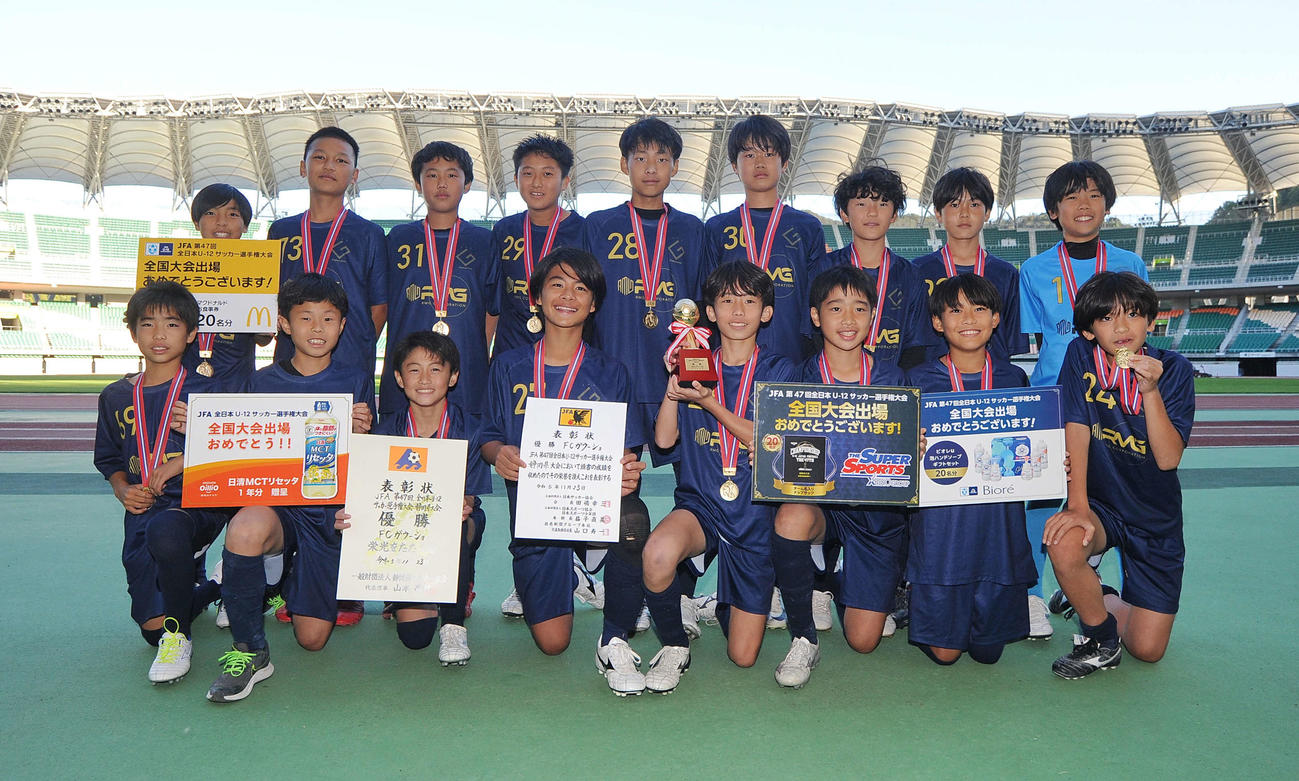 優勝を喜ぶFCガウーショの選手ら
