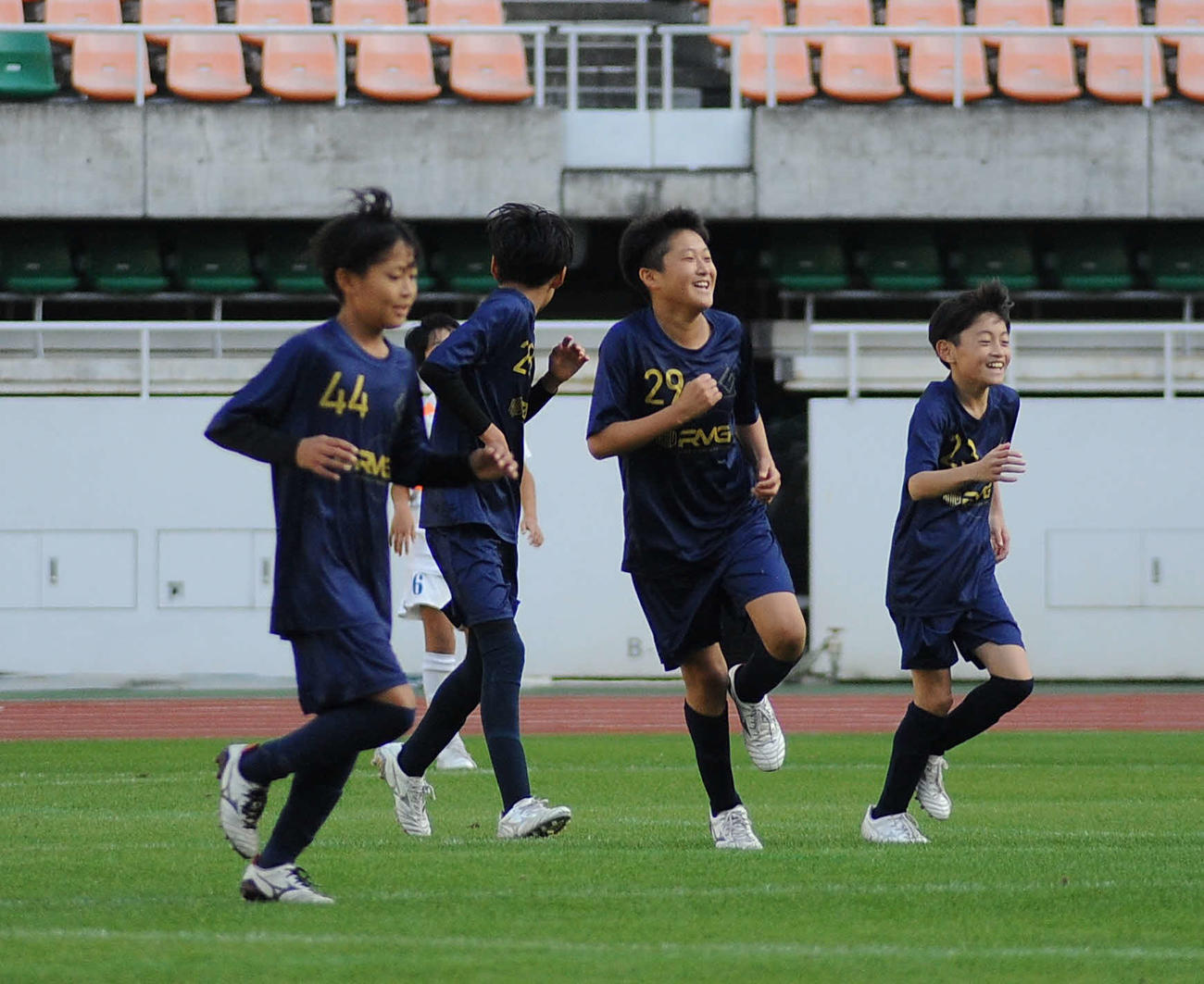 後半5分、決勝点を沈めて喜ぶFCガウーショの月見里（右から2人目）