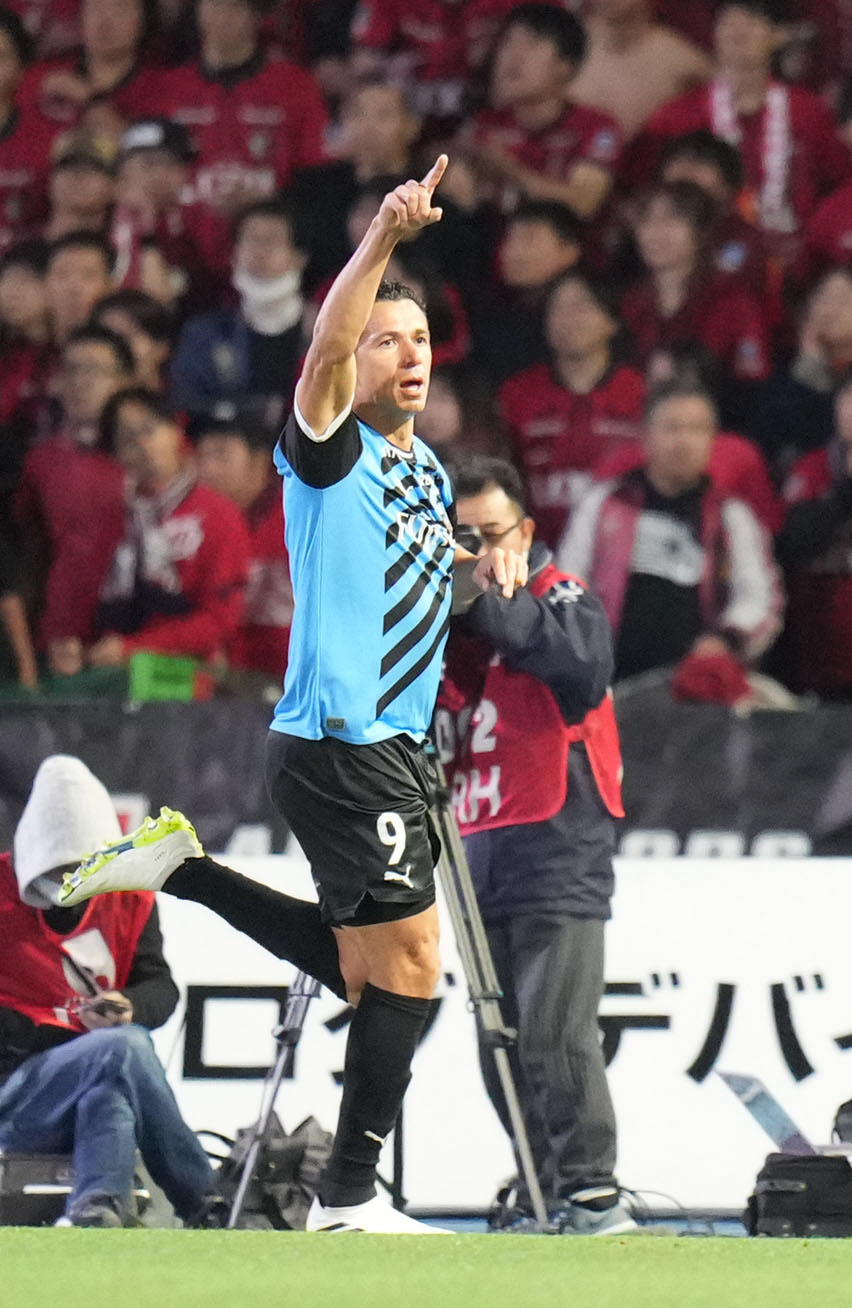川崎F対鹿島　前半、先制ゴールを決め、喜ぶ川崎Fレアンドロ・ダミアン（撮影・狩俣裕三）