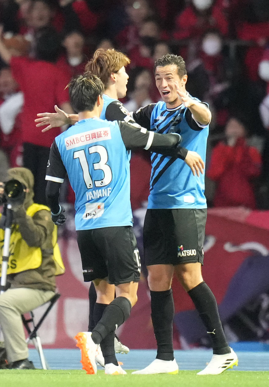 川崎F対鹿島　前半、先制ゴールを決め、喜び合う川崎Fレアンドロ・ダミアン（右）（撮影・狩俣裕三）