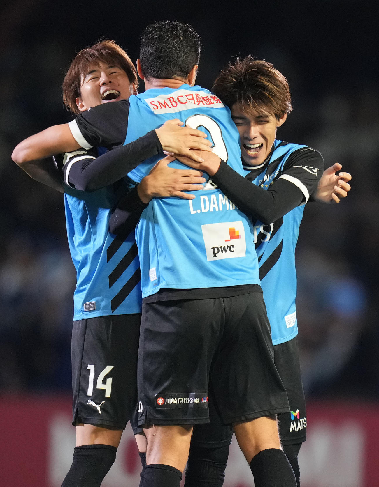 川崎F対鹿島　後半、PKを決め、川崎Fレアンドロ・ダミアン（右）と喜び合う脇坂（左）（撮影・狩俣裕三）