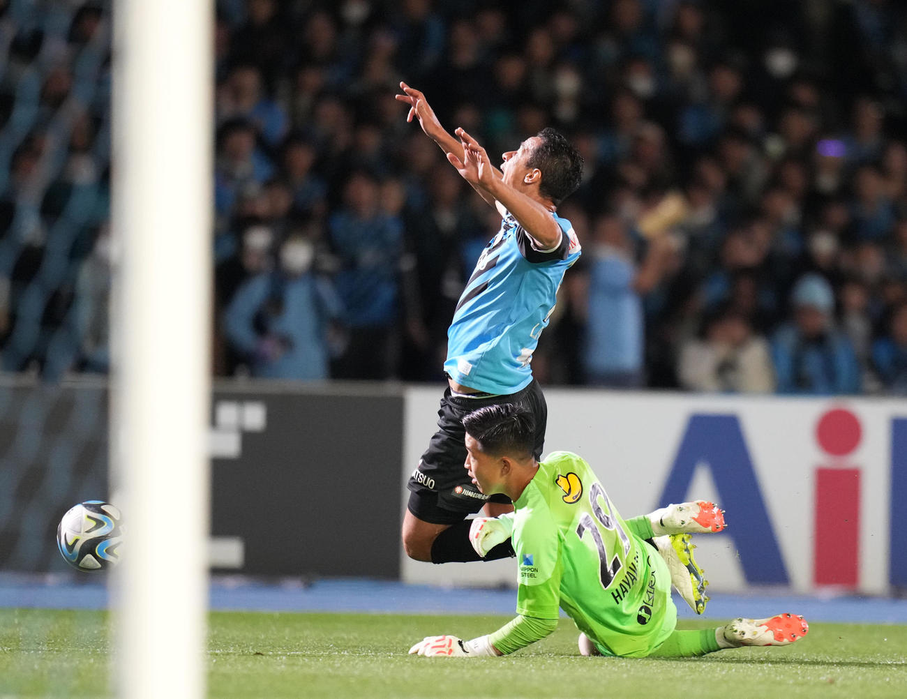 川崎F対鹿島　後半、鹿島GK早川（手前）にファウルを食らう川崎Fレアンドロ・ダミアン（撮影・狩俣裕三）