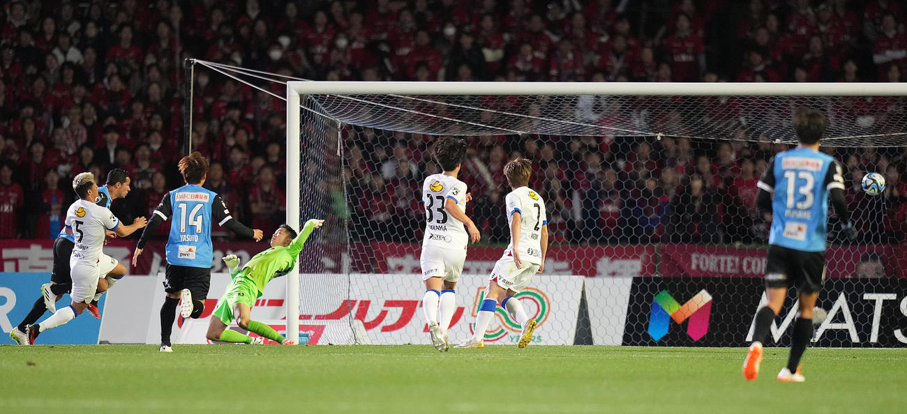 川崎F対鹿島　前半、先制ゴールを決め、喜ぶ川崎Fレアンドロ・ダミアン（左から2人目）（撮影・狩俣裕三）