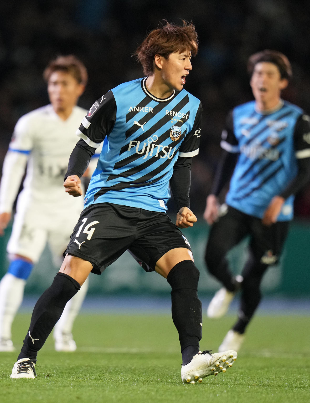 川崎F対鹿島　後半、PKを決め、雄たけびを上げる川崎F脇坂（撮影・狩俣裕三）