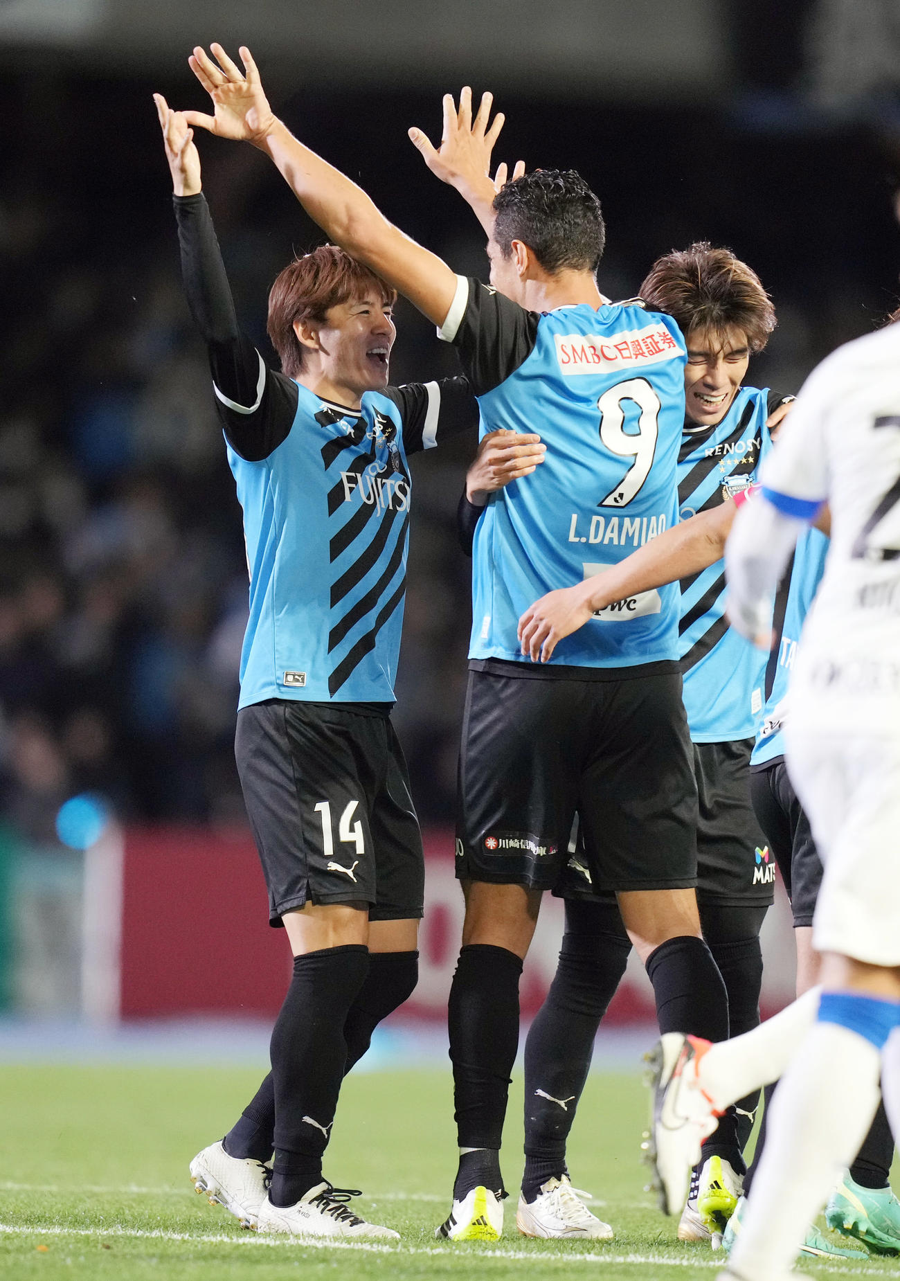 川崎F対鹿島　後半、PKを決め、川崎Fレアンドロ・ダミアン（右）と喜び合う脇坂（撮影・狩俣裕三）