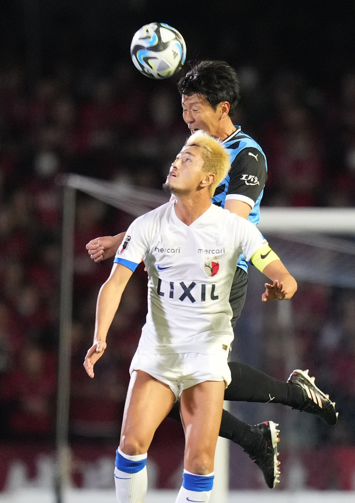 川崎F対鹿島　後半、鹿島鈴木（手前）に競り勝つ川崎F山村（撮影・狩俣裕三）