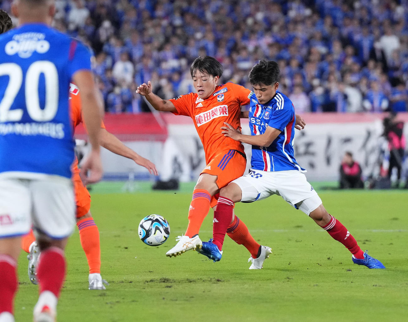 横浜対新潟　前半、横浜山根（右）と競り合う新潟高木（撮影・菅敏）