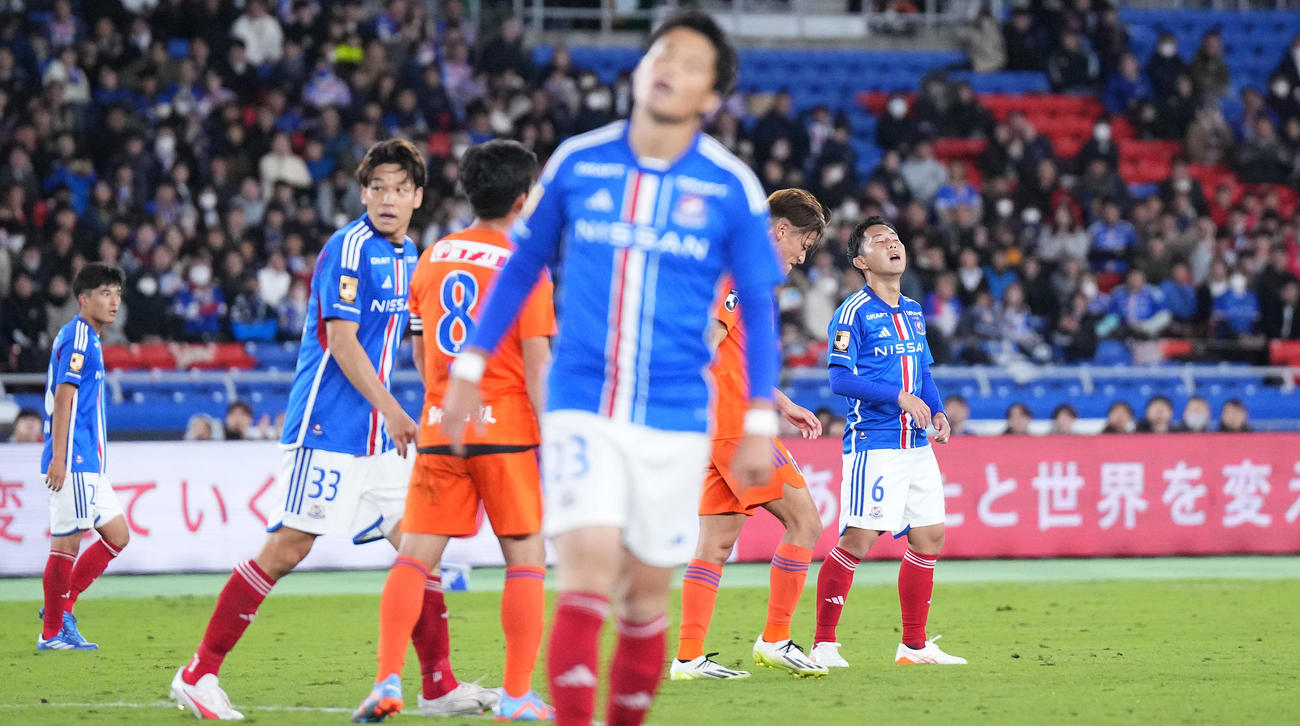 横浜対新潟　後半、シュートを外し、肩を落とす横浜渡辺（右端）（撮影・菅敏）