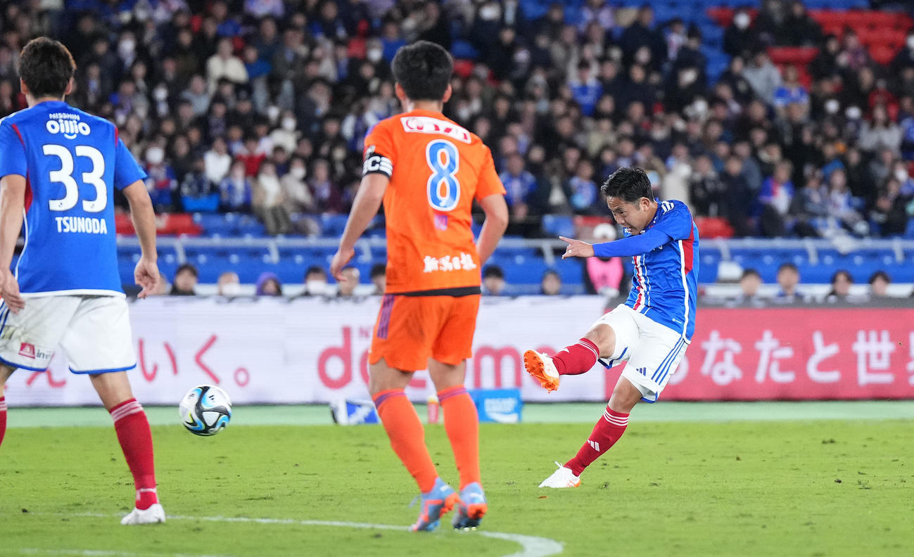 横浜対新潟　後半、シュートを外す横浜渡辺（右）（撮影・菅敏）