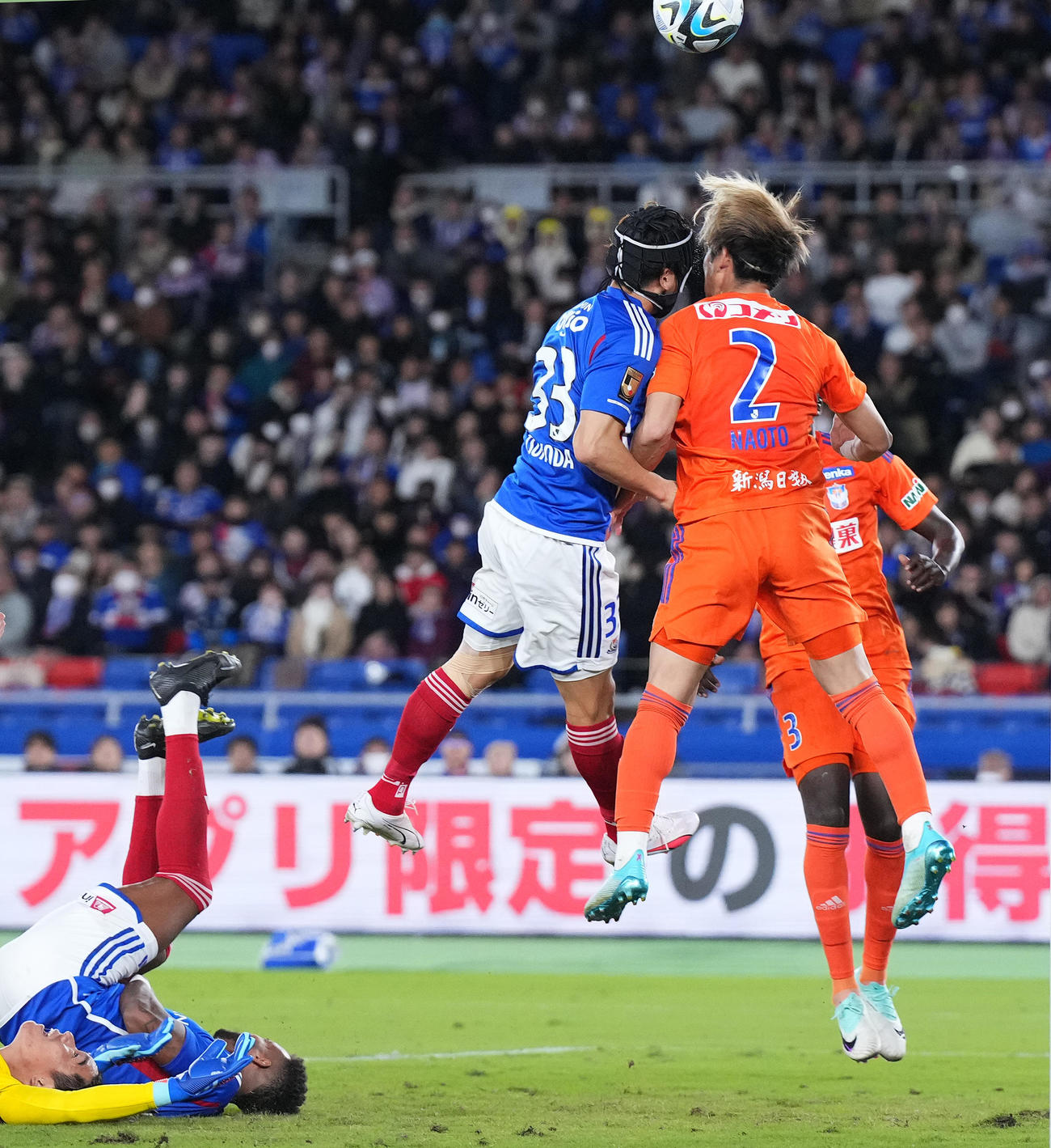 横浜対新潟　前半、ゴール前で激闘する横浜角田（左）と新潟新井（撮影・菅敏）