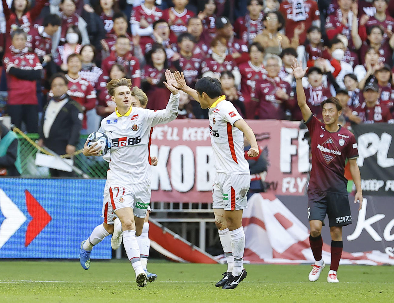 神戸対名古屋　前半、ゴールを決めタッチを交わす名古屋ユンカー（左）（撮影・藤尾明華）