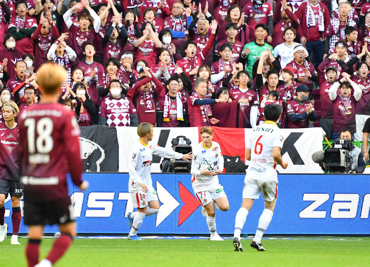 神戸対名古屋　前半、名古屋ユンカー（右から2人目）がゴールを決め反撃（撮影・清水貴仁）