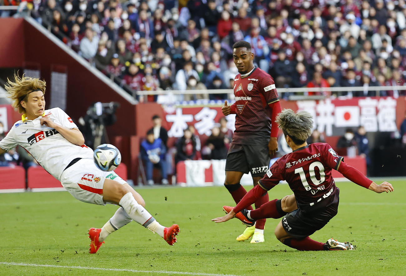 神戸対名古屋　後半、シュートを放つ神戸大迫（撮影・藤尾明華）