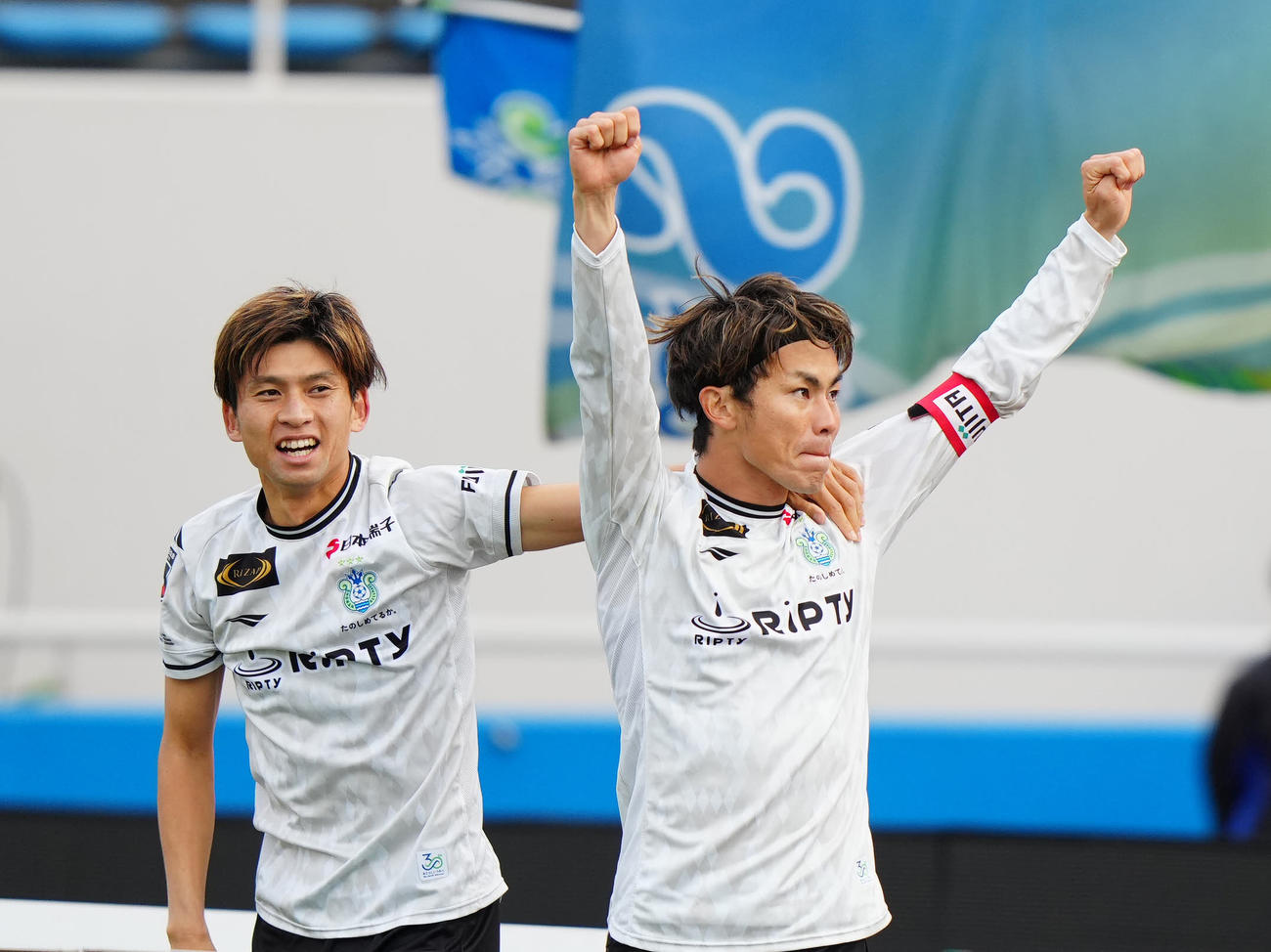 横浜FC対湘南　後半、先制ゴールを決め、ガッツポーズを見せる湘南大岩（右）（撮影・江口和貴）