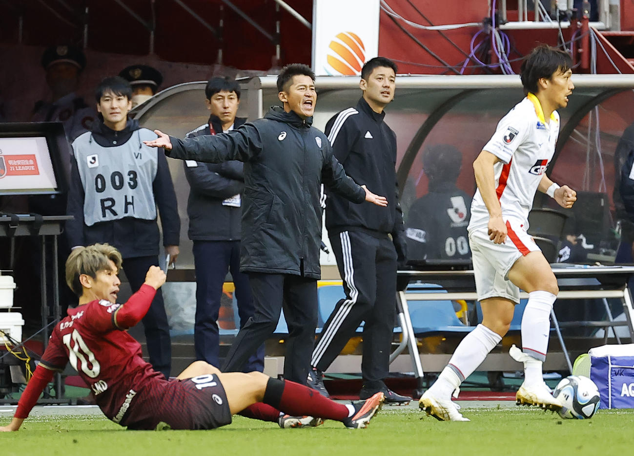 神戸対名古屋　後半、声をあげる神戸吉田監督（中央）（撮影・藤尾明華）