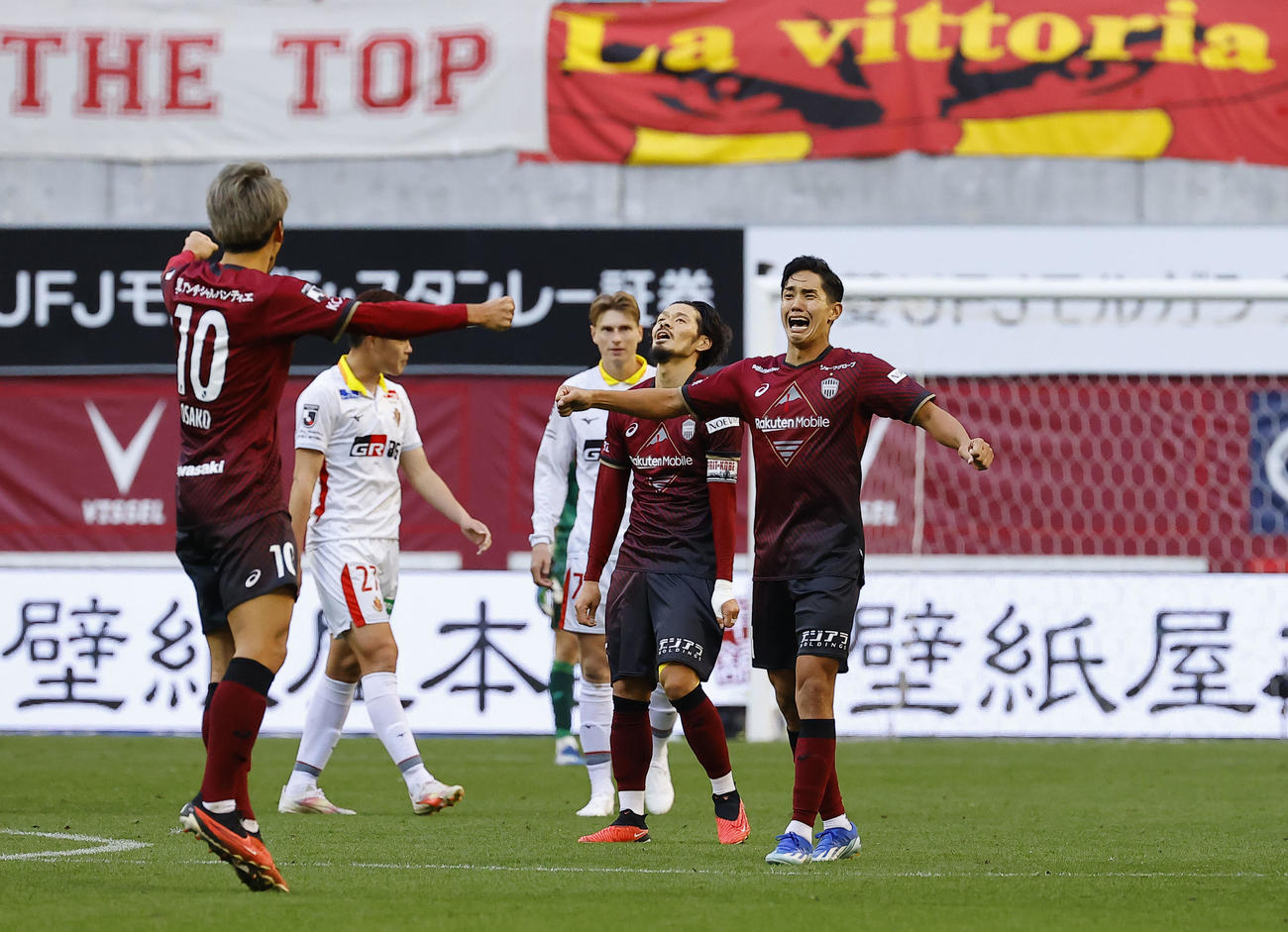 神戸対名古屋　優勝を決め喜ぶ神戸武藤ら（撮影・藤尾明華）