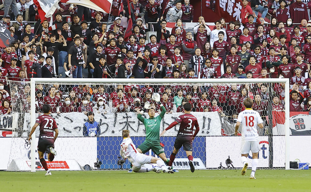 神戸対名古屋　前半、ゴールを決める名古屋ユンカー。神戸GK前川（撮影・藤尾明華）